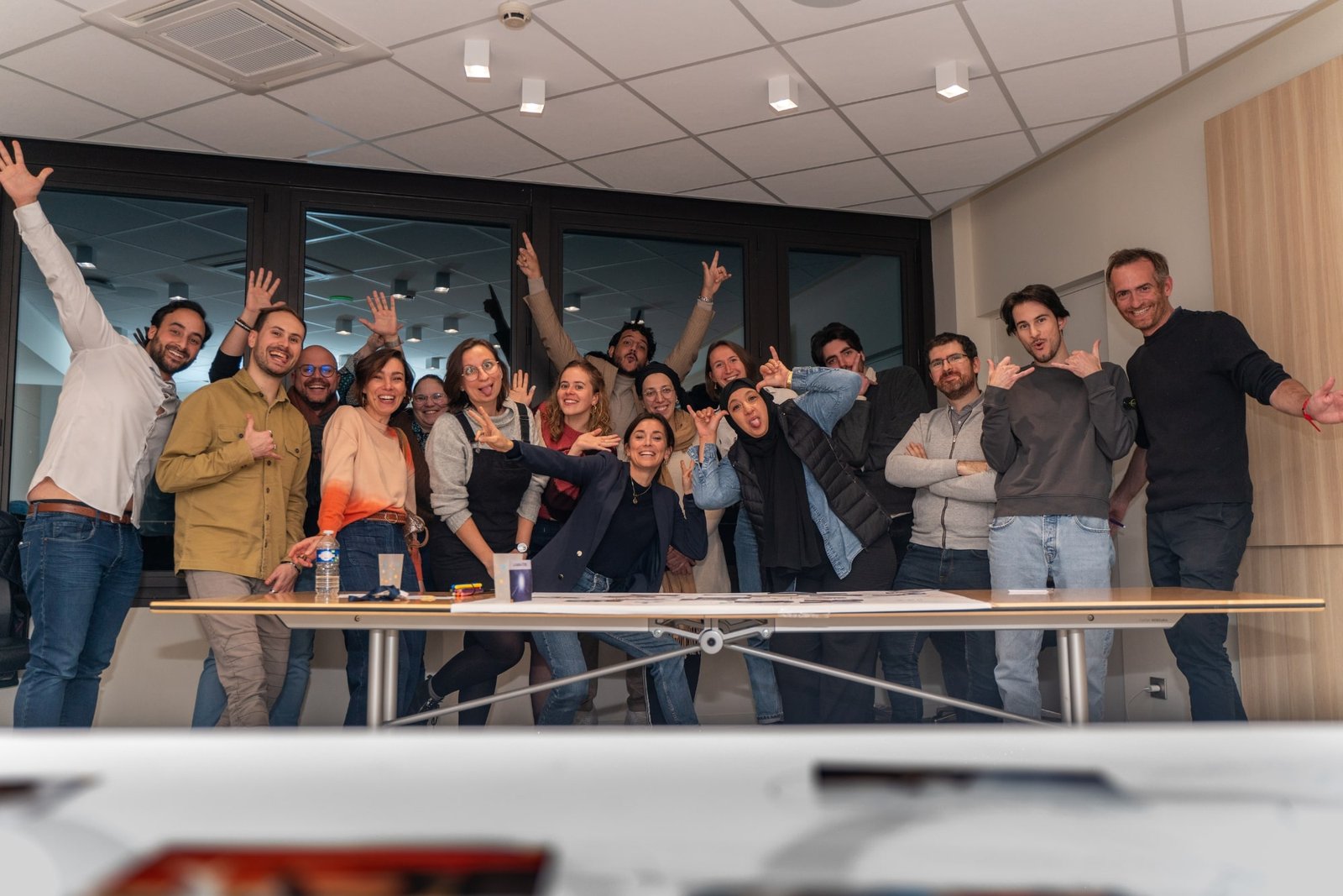 Groupe de participants souriants et enthousiastes lors d'un atelier Boost Trajectoire Pro